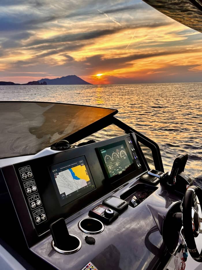 Enjoy 8h on a motorboat to explore Adamantas