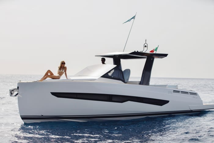 Enjoy 8h on a motorboat to explore Adamantas