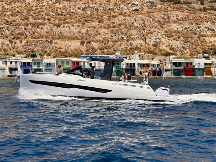 Enjoy 8h on a motorboat to explore Adamantas