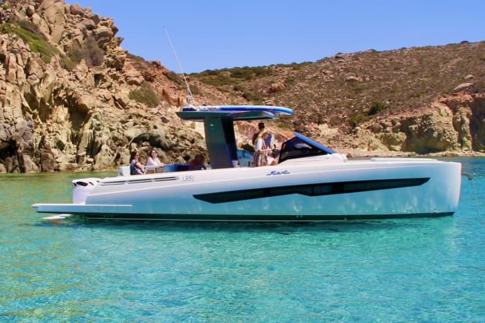 Enjoy 8h on a motorboat to explore Adamantas