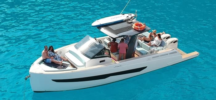 Enjoy 8h on a motorboat to explore Adamantas