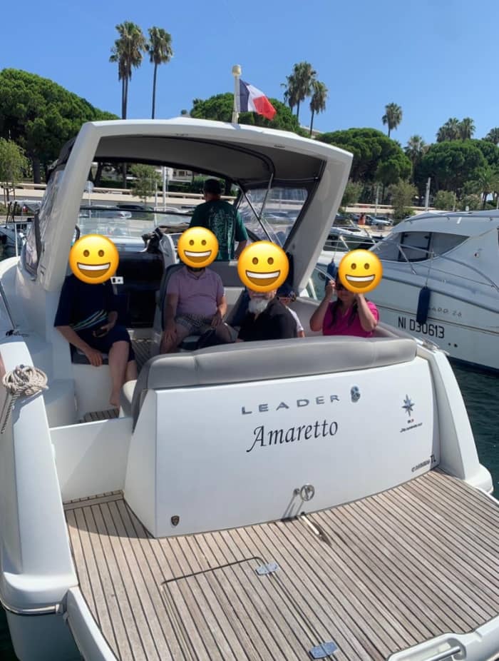 Entspannen Sie sich 4 Stunden lang an Bord eines komfortablen Bootes rund um die Lérins-Inseln. Spezieller Rabatt für Paare!