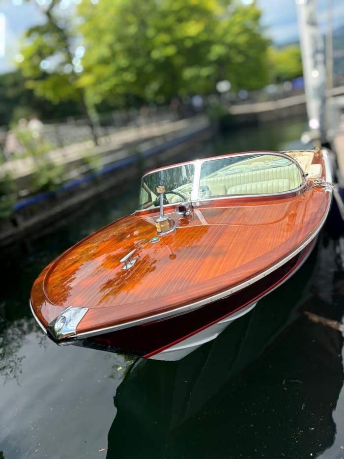 Your private motorboat for a day around Lake Como