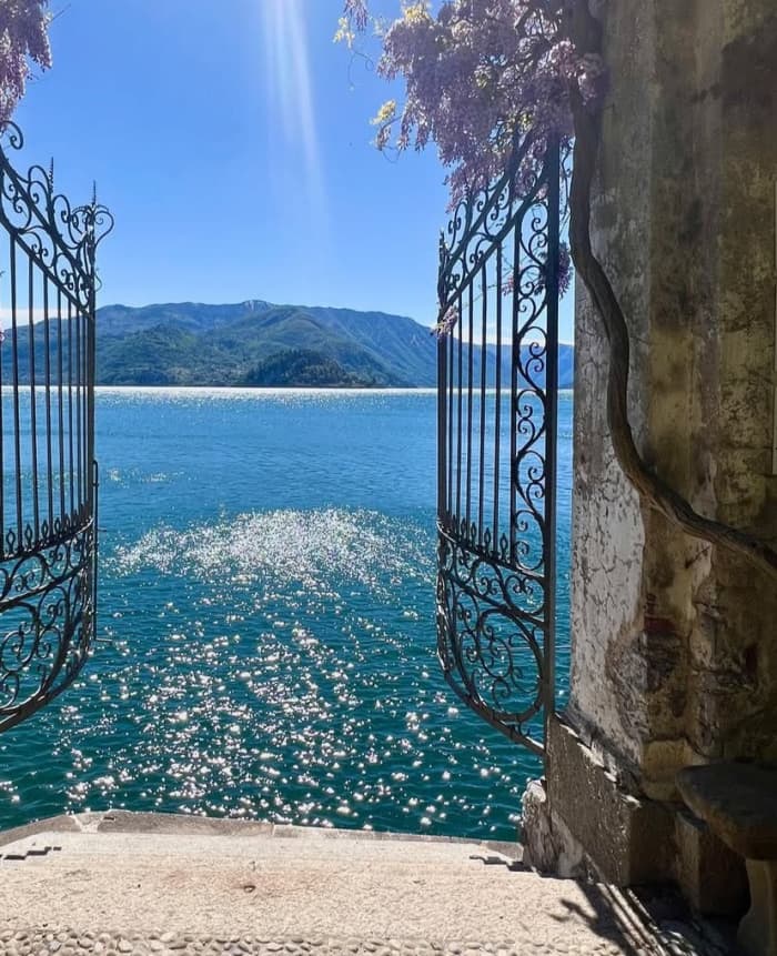 Your private motorboat for a day around Lake Como