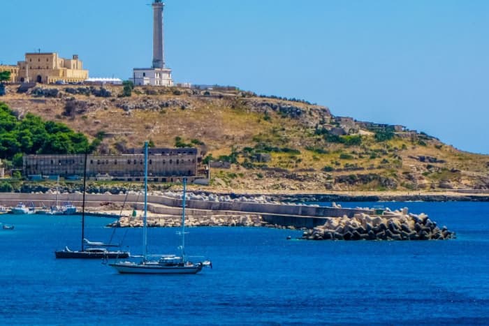 2h30 à Castrignano del Capo : Louez un bateau à moteur et profitez