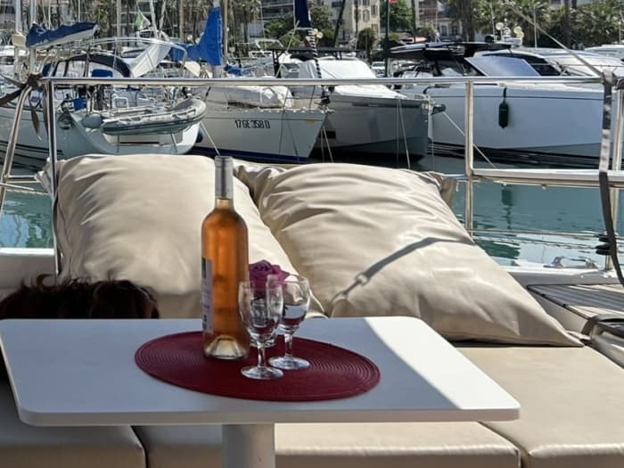 Een ontspannen dag op een catamaran, vertrekkend vanuit Golfe-Juan.