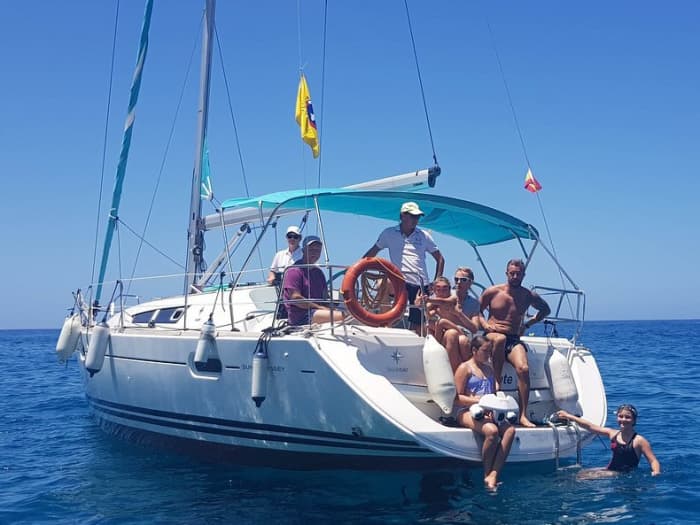 Explorez Costa Adeje et profitez d'une journée complète de navigation à voile.