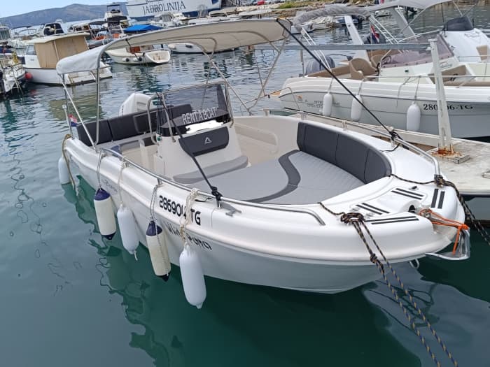 One day around Trogir: Enjoy 9h of discovery on a motorboat