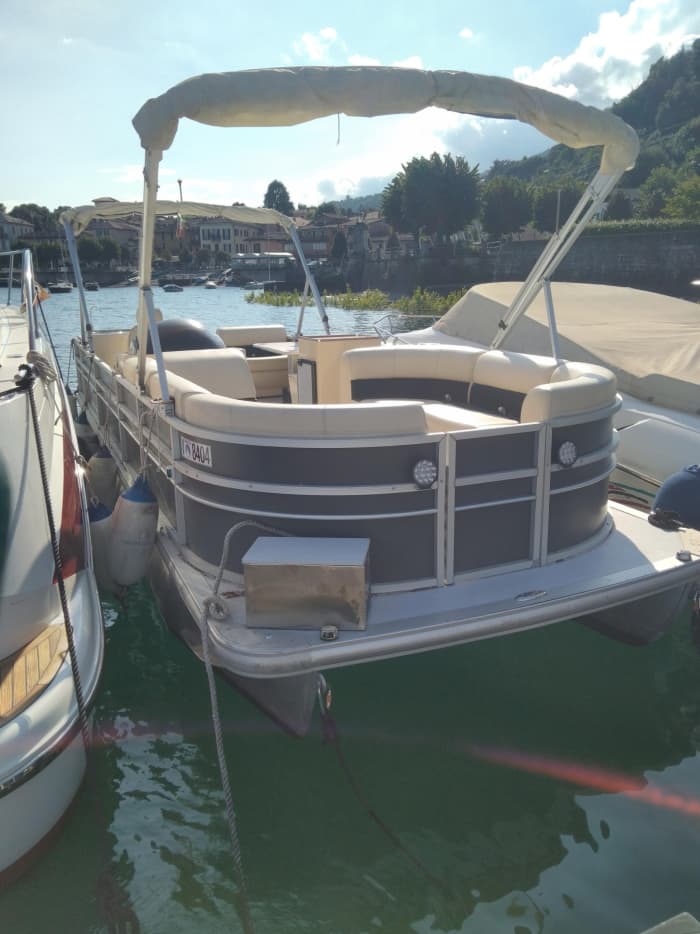 Um dia para descobrir Castelletto sopra Ticino: a verdadeira Dolce Vita em uma lancha