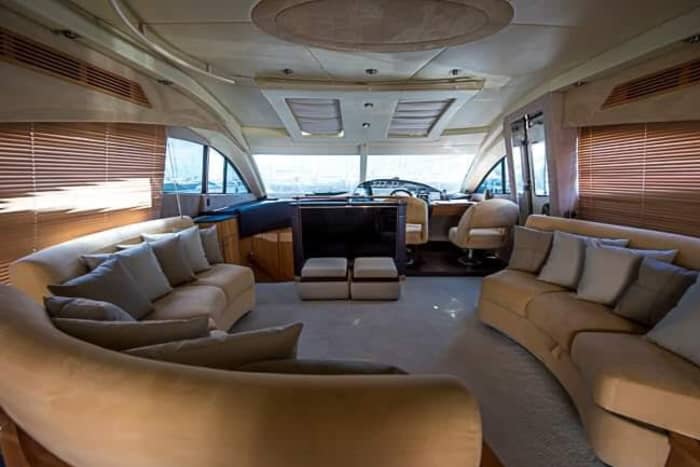 Naviguer avec les dieux : une journée à la découverte de la marina d'Alimos en bateau à moteur