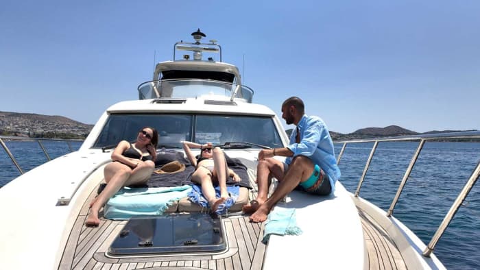 Naviguer avec les dieux : une journée à la découverte de la marina d'Alimos en bateau à moteur