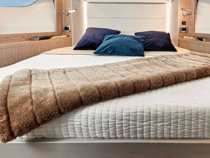 Sealine C390
