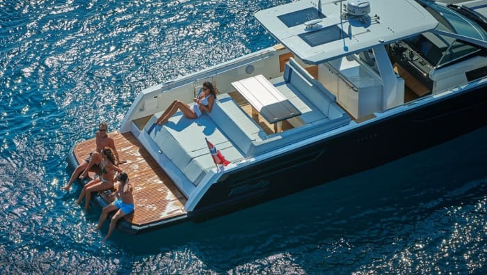 Discover Lefkada on a motorboat for 9h