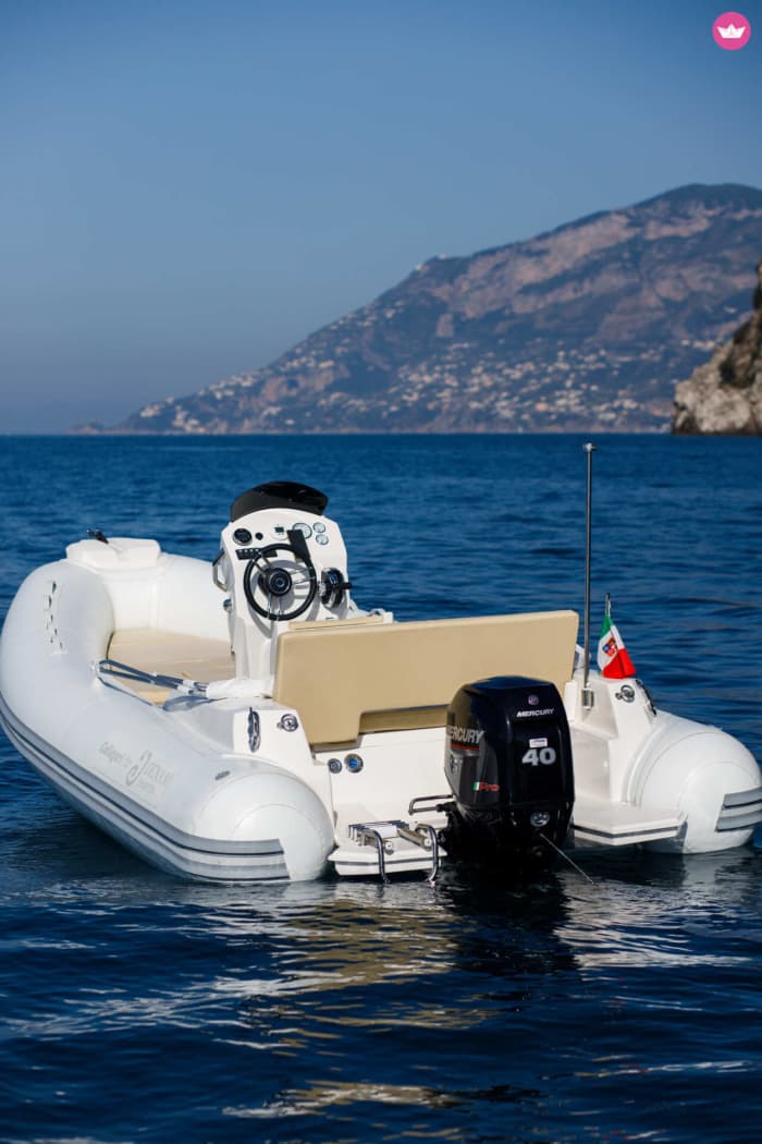 Ein Tag rund um Salerno: Genießen Sie 9 Stunden Entdeckungstour mit dem Motorboot