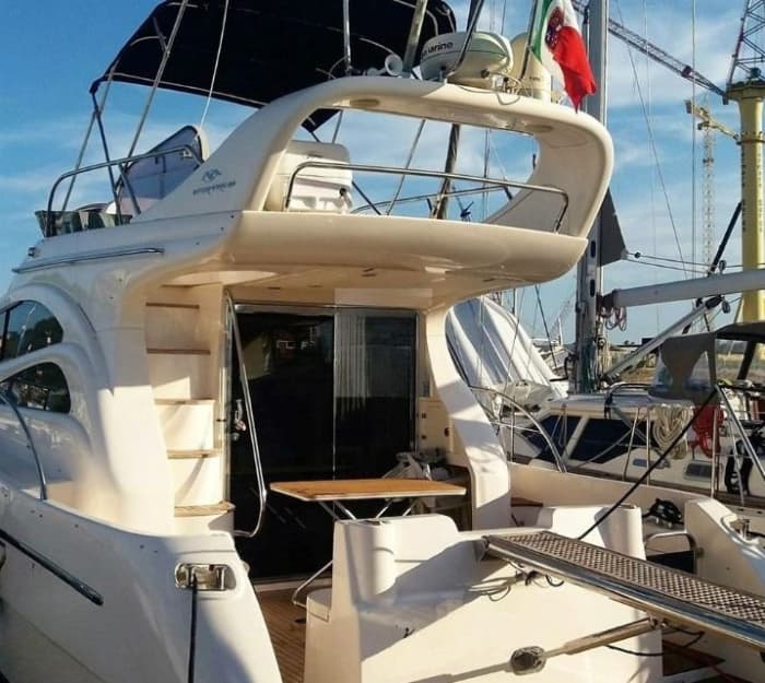 Descubre Cogolin: Medio día de pura alegría en lancha motora.