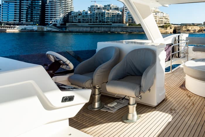 Alquiler de yate de día completo: crucero refinado a bordo de un Sunseeker Manhattan 66