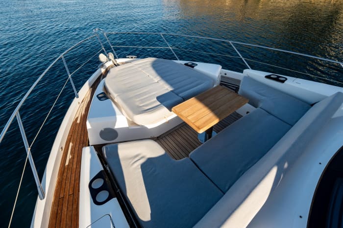 Alquiler de yate de día completo: crucero refinado a bordo de un Sunseeker Manhattan 66