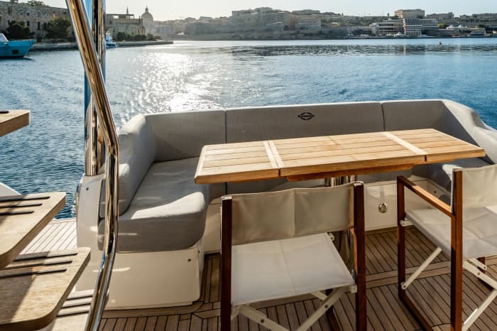 Alquiler de yate de día completo: crucero refinado a bordo de un Sunseeker Manhattan 66
