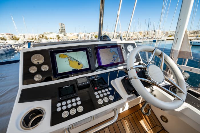 Alquiler de yate de día completo: crucero refinado a bordo de un Sunseeker Manhattan 66