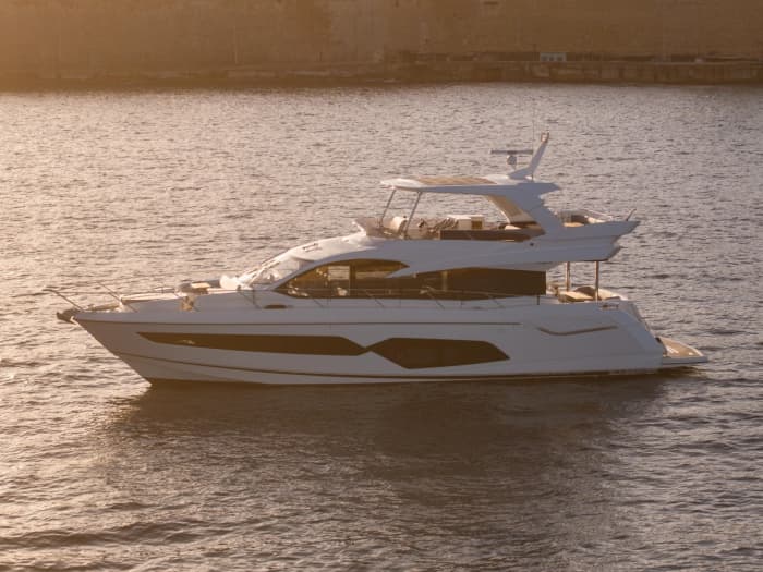 Alquiler de yate de día completo: crucero refinado a bordo de un Sunseeker Manhattan 66