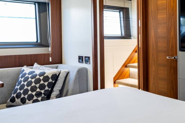 Alquiler de yate de día completo: crucero refinado a bordo de un Sunseeker Manhattan 66