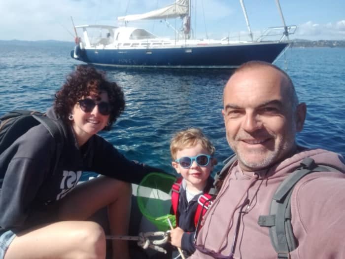 Desfrute de um dia inteiro navegando em Hyères a bordo de um veleiro.
