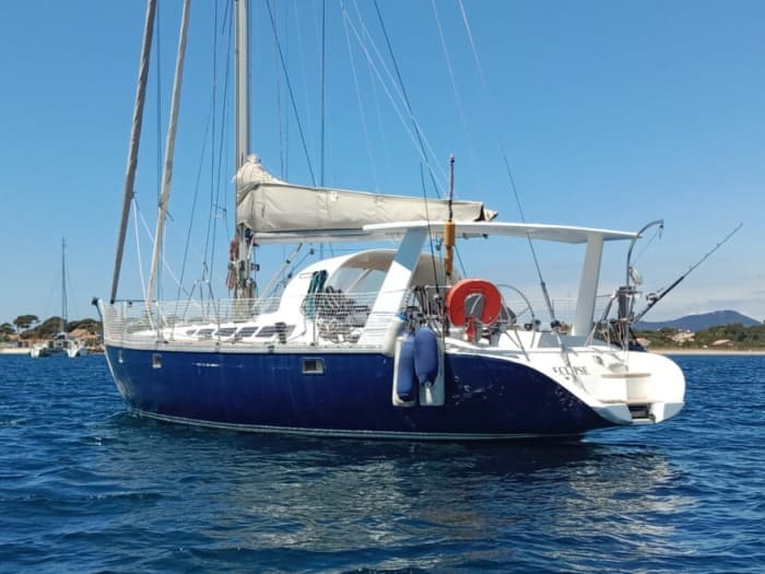 Desfrute de um dia inteiro navegando em Hyères a bordo de um veleiro.