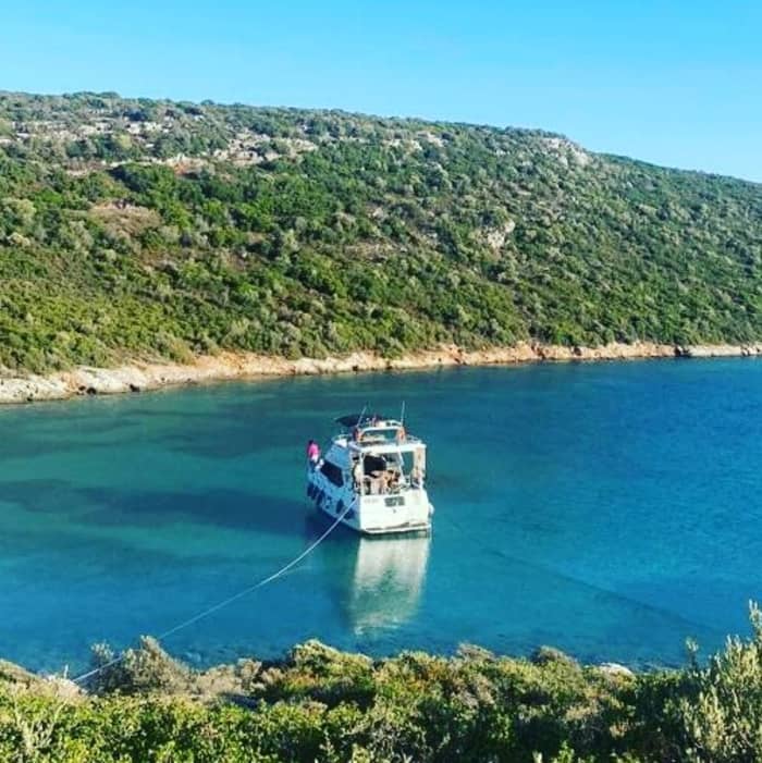 Jeden Moment genießen: Ein sonniger Tag rund um Çeşme auf einem Motorboot