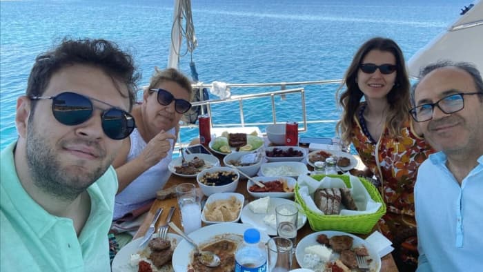 Jeden Moment genießen: Ein sonniger Tag rund um Çeşme auf einem Motorboot