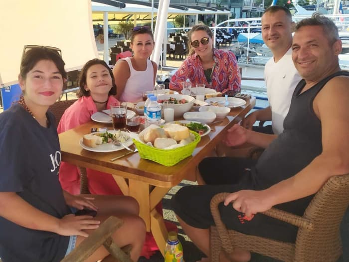 Jeden Moment genießen: Ein sonniger Tag rund um Çeşme auf einem Motorboot