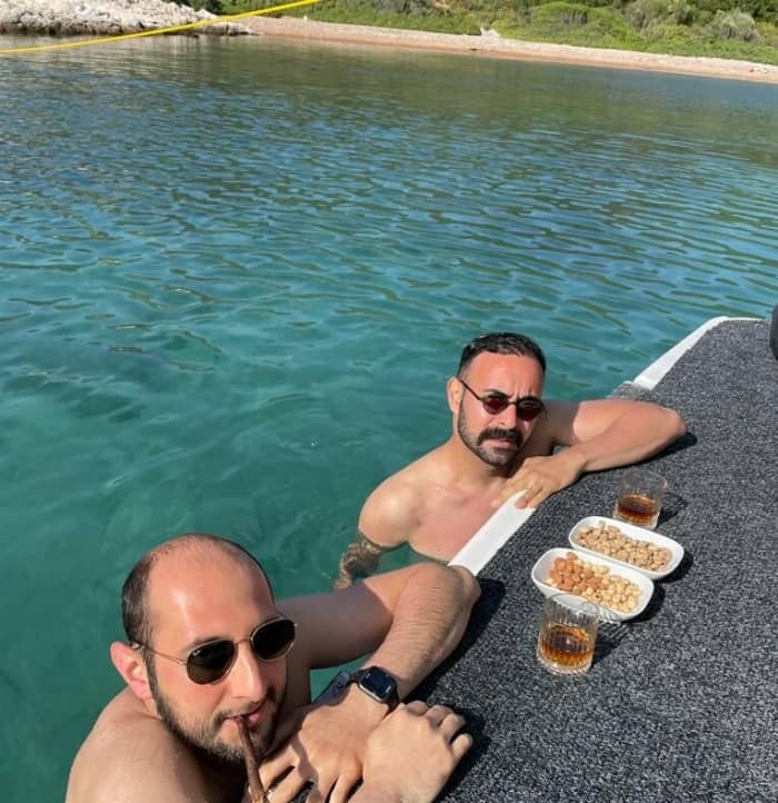 Jeden Moment genießen: Ein sonniger Tag rund um Çeşme auf einem Motorboot
