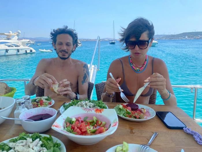 Jeden Moment genießen: Ein sonniger Tag rund um Çeşme auf einem Motorboot
