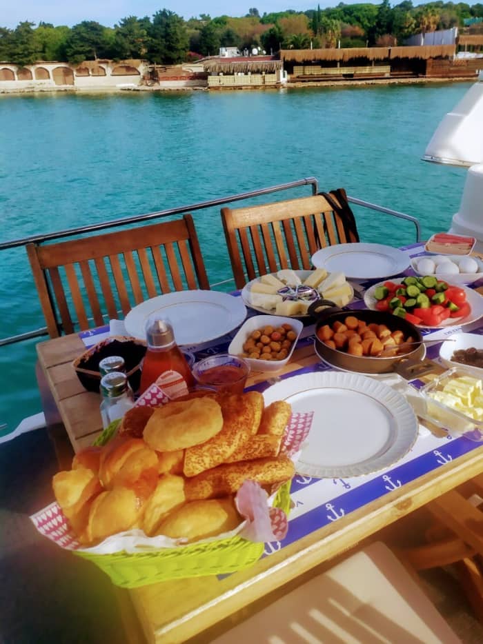 Jeden Moment genießen: Ein sonniger Tag rund um Çeşme auf einem Motorboot