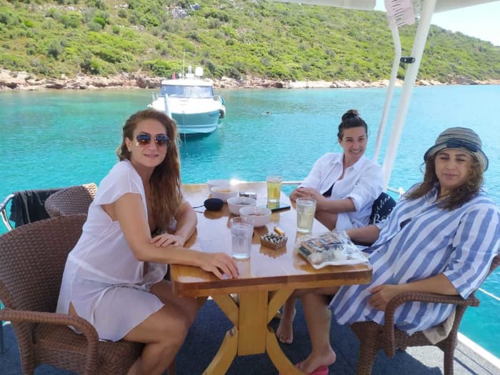 Jeden Moment genießen: Ein sonniger Tag rund um Çeşme auf einem Motorboot