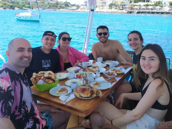 Jeden Moment genießen: Ein sonniger Tag rund um Çeşme auf einem Motorboot
