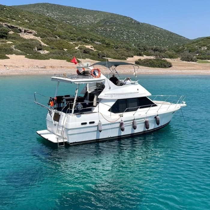 Jeden Moment genießen: Ein sonniger Tag rund um Çeşme auf einem Motorboot