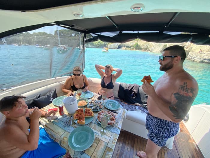 Ihr privates Motorboot für einen Tag rund um San Foca