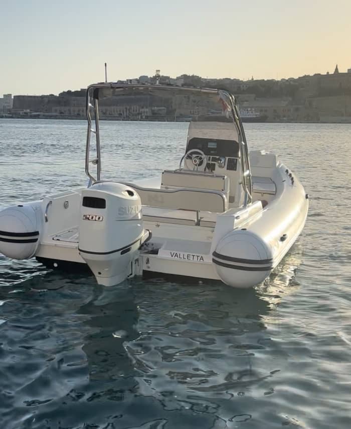 Privé boottocht rond Malta op een motorboot