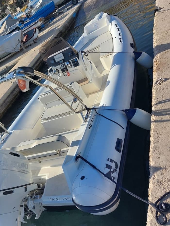 Privé boottocht rond Malta op een motorboot