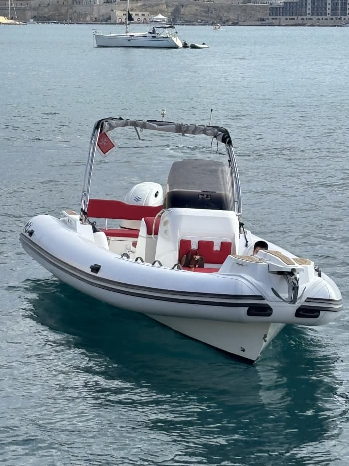 Privé boottocht rond Malta op een motorboot