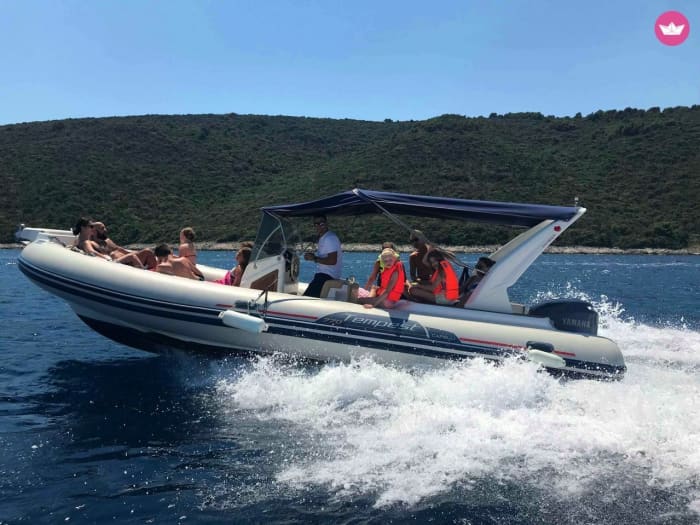 Votre journée à Propriano : Louez un bateau à moteur pour une journée complète de découverte
