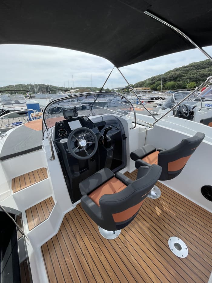 Expérience cristalline : découvrez Pula en bateau à moteur