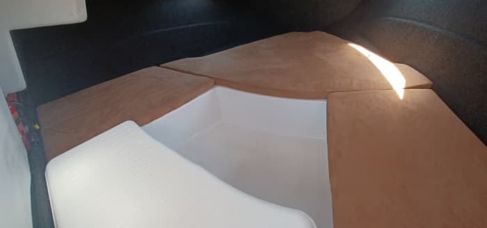 Expérience cristalline : découvrez Pula en bateau à moteur