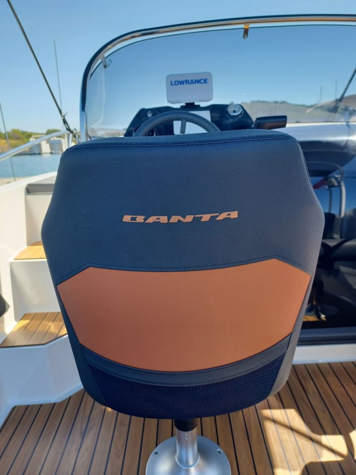 Expérience cristalline : découvrez Pula en bateau à moteur