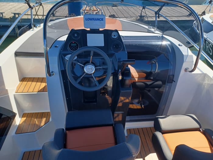 Expérience cristalline : découvrez Pula en bateau à moteur