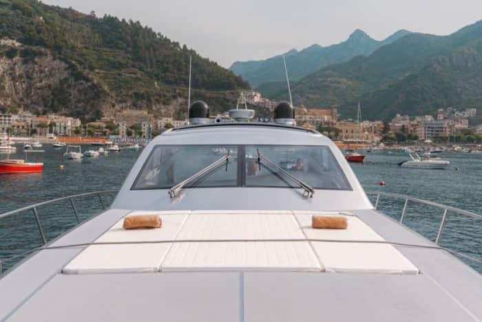 Naviga tra le meraviglie dell’isola di Capri