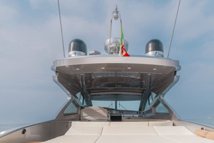 Naviga tra le meraviglie dell’isola di Capri