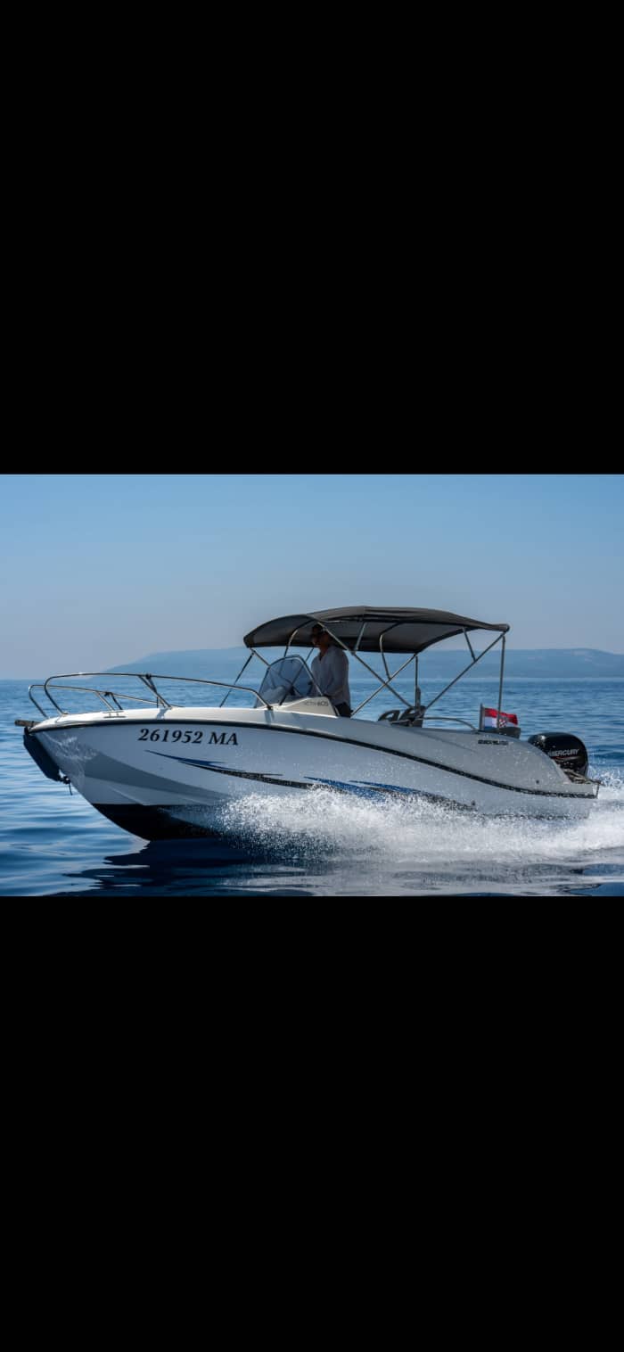 Scopri le coste di Makarska: un'escursione di un'intera giornata a bordo di un motoscafo.