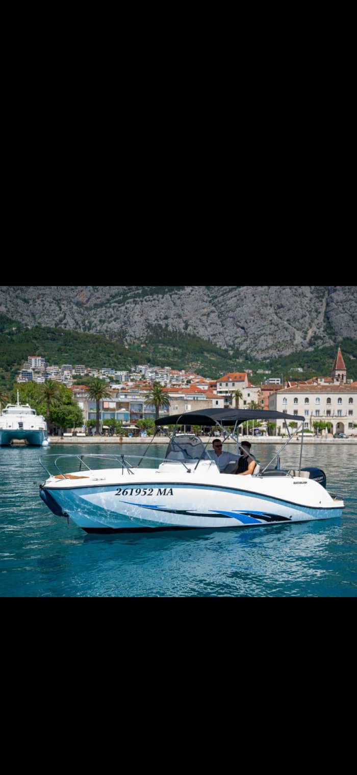 Scopri le coste di Makarska: un'escursione di un'intera giornata a bordo di un motoscafo.