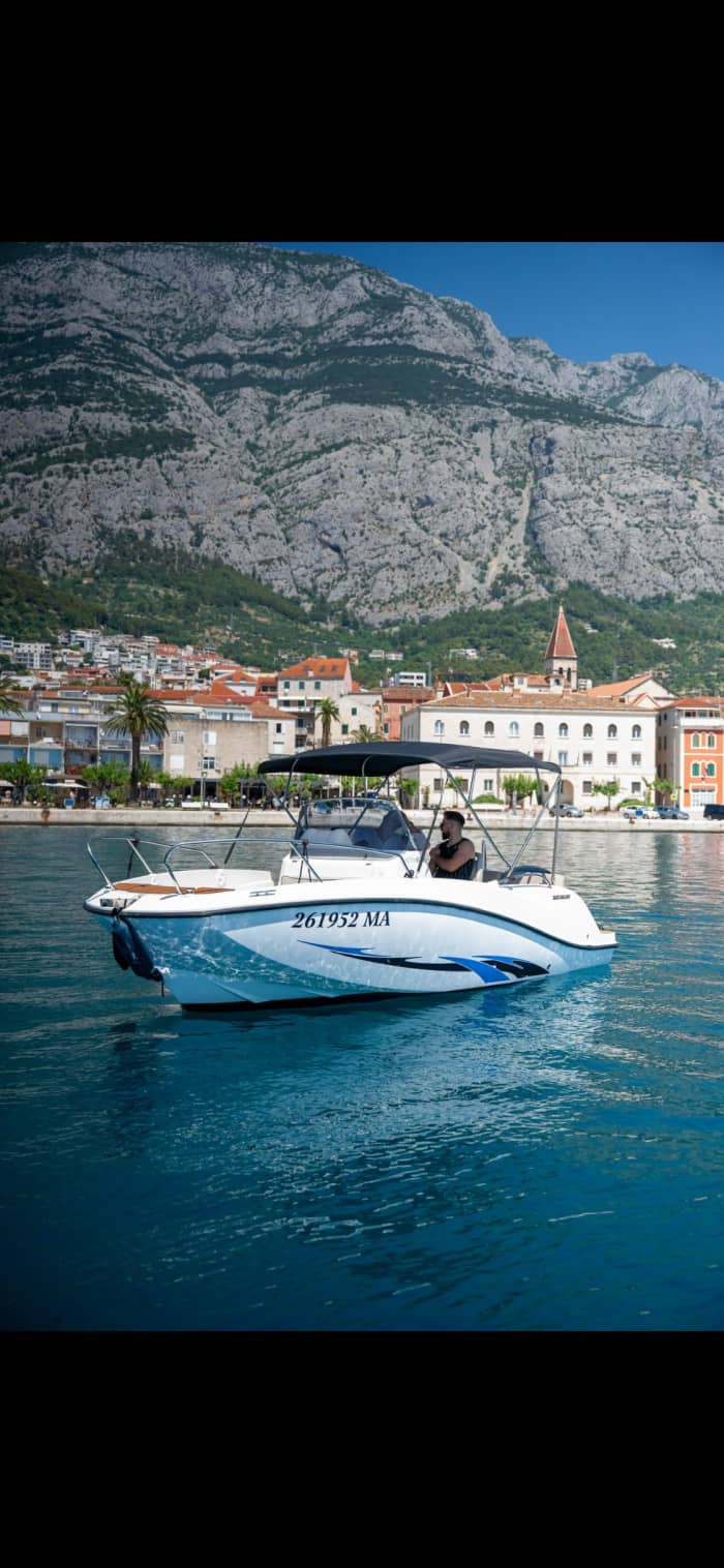 Scopri le coste di Makarska: un'escursione di un'intera giornata a bordo di un motoscafo.